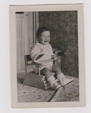 photo ancienne 🎞️ enfant intérieur domestique 1950s siège bébé