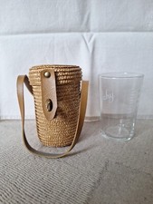 VICHY, VERRE GRADUÉ CURISTE  DANS ETUI EN PAILLE TRESSÉE, ANSE CUIR RIVETÉE