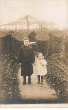 Carte Photo - PIERRELAYE - Domaine de la Haute Borne - Enfants dans le jardin
