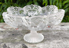 Ancien compotier plat sur pied en verre massif givré décor fleurs en relief