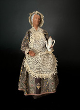 SANTON DE PROVENCE HABILLÉ. VIEILLE À LA CAFETIERE - SIGNÉ YOLANDE - 27 cm