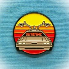 1 PIN'S / OUTATIME - DELOREAN DMC 12 - RETOUR VERS LE FUTUR .