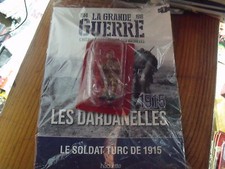 µ? Revue + figurine Soldat