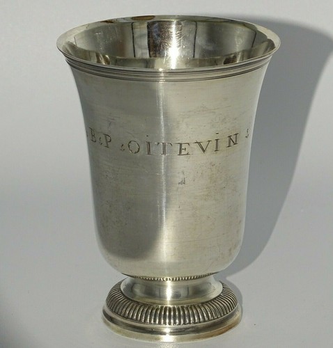 Belle timbale sur piédouche - sur,