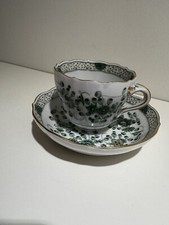 Tasse à fleurs en porcelaine Meissen et soucoupe design floral.