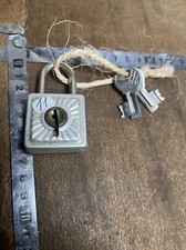 CADENAS AVEC CLÉ Ancien clef , serrure , coffre, clés, padlock former.(n. 11)