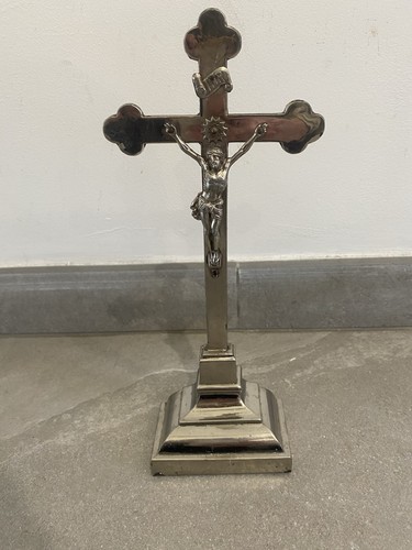 Très ancien crucifix sur - très,