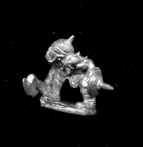 Figurine gobelin avec hache - figurine,