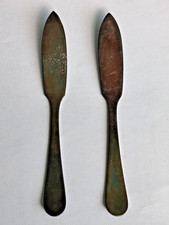 Lot de 2 anciens couteaux à beurre en métal argenté, sans poinçons