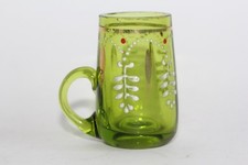 Ancien verre à liqueur vert émaillé (50105)