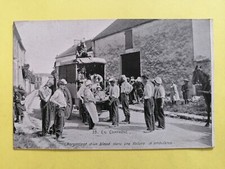 CPA Militaria Guerre CAMPAGNE Chargement d'un BLÉSSÉ dans une VOITURE AMBULANCE