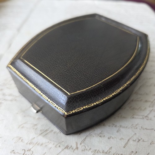 Luxueux ecrin ancien cuir - luxueux, en