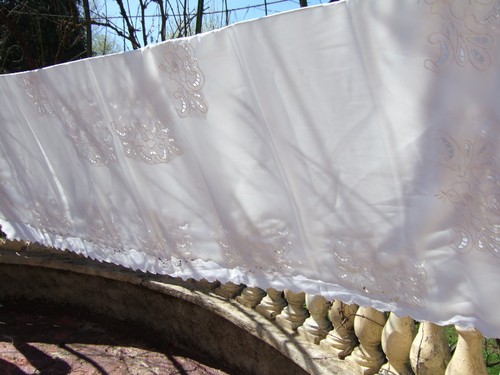 Une nappe blanche dentelle - blanche, en