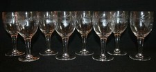 8 verres à vin anciens, en