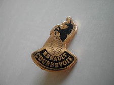 Pin's automobile RENAULT COURBEVOIE et licorne cabrée signé TOSCA