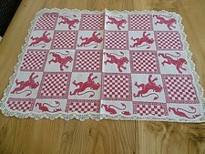 Centre de table " Bistro " carreaux rouges et blancs et lions + dentelle 