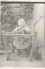 ANCIENNE PHOTOGRAPHIE CIRCA 1920 BAMBIN DANS SON TROTTEUR ANCIEN