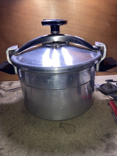 Ancienne cocotte minute - (d10),