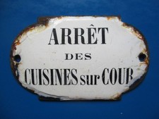 Ancienne Plaque émaillée Bombée       ARRET Des CUISINES Sur COUR     ( 1940)
