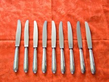 9 couteaux en métal argenté