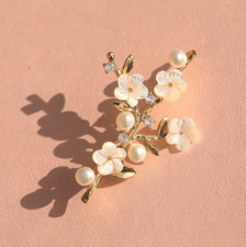 Broche Doré Art Nouveau Une branche de Prunier Fleur Nacre Vrai Perle Blanc XZ18