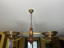 Très beau lustre laiton  doré et bois, à suspendre et en très bon état. 