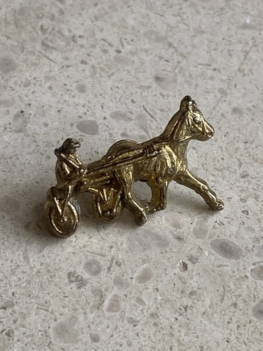 Pin sulky doré hippismes - pin’s,