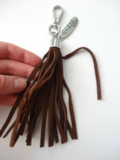 Grand Pompon Accessoire Sac Breloque Porte-clés Argenté Cuir Daim marron Guess