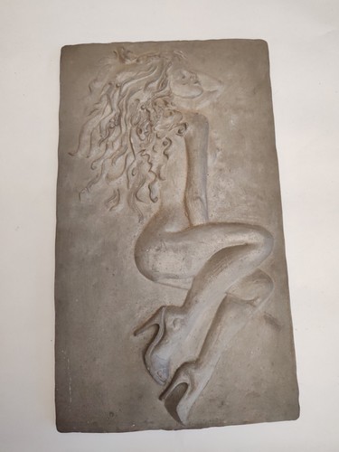 Plaque étain femme aux talons - Étain,