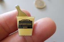 pin s broche badge CHAMPAGNE CHANOIR CHENAY BERRY  bouteille alcool