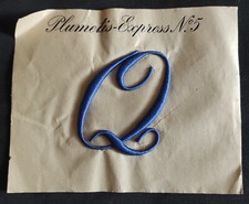 lettres brodées BLEU  " Q " PLUMETIS-EXPRESS N°5 mercerie monogramme initiale