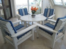 Table et 4 fauteuils en bois massif très confortable