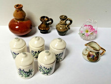 Lot de petits pots miniatures divers en céramique, verre pour maison de poupées