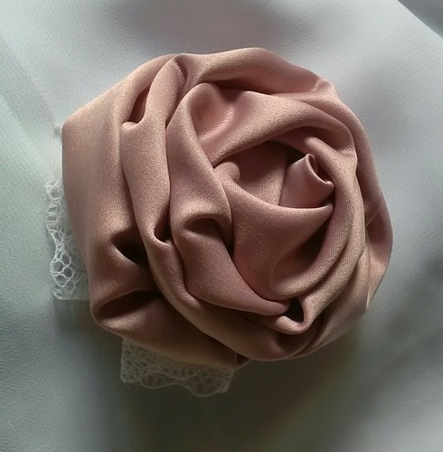 Broche fleur tissu rose