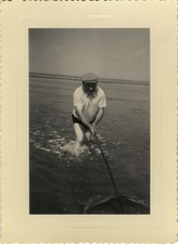 PHOTO ANCIENNE - VINTAGE SNAPSHOT - PÊCHEUR ÉPUISETTE CREVETTE DRÔLE - FISHERMAN