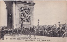 Carte postale 1919 – Défilé de la Victoire – Maréchaux sous l’Arc de Triomphe –