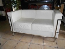 Canapé Le  Corbusier En Cuir Blanc Deux Places , armatures Chromées.