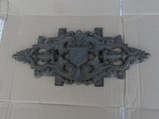 ancienne plaque de lit au blason , décoration en fonte