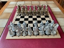 JEU D'ÉCHECS - Pièces de Jeu d'échecs en Plomb - Représentation Ère Médiévale
