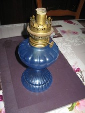 pied de lampe à pétrole en verre bleu