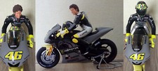 lot moto + figurine 1/12 éme Valentino Rossi test sepang 2013 pre saison moto