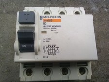 interrupteur différentiel  300ma 25 amp type AC  4 poles  merlin gerin 23191