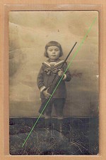 Carte Photo vintage card RPPC enfant habit marin avec fusil carabine pz0294