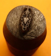 Ancienne matrice /poinçon outil ( A2360) 77g Cœur croix