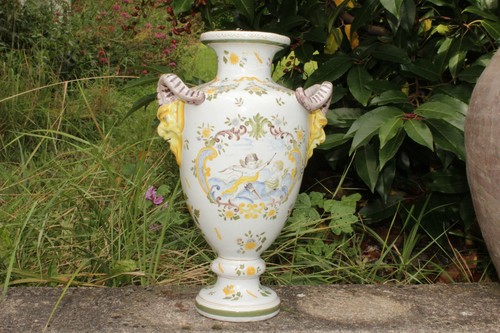 Vase piedouche anses tetes - , a