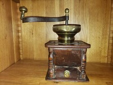 Ancien moulin à café en bois avec partie en cuivre