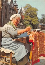 BELGIQUE BRUGES DENTELLIERE AU TRAVAIL