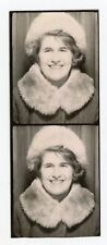 2 PHOTO  photomaton PHOTOBOOTH, Hiver 64 une femme fourrure veste col toque