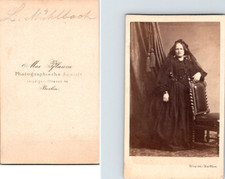 Max Pflaum, Berlin, une femme mûre en noir nommée Mühlbach Vintage CDV albumen c