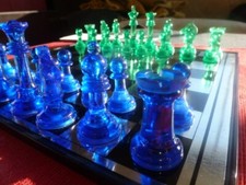 Malette  jeu d'échec + jeu de dames + jeu petits chevaux.  magnétisés